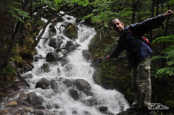 Uma bela cachoeira na morena ao lado do Glaciar Grande, no Parque Nacional Los Glaciares, perto de El Chaltén, na Argentina